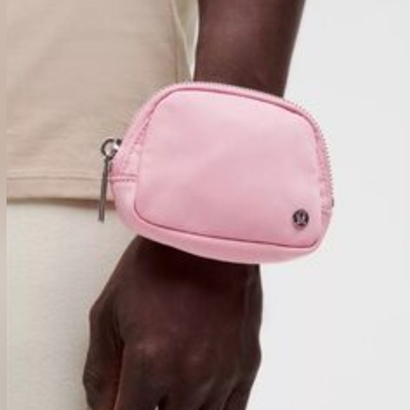 Lululemon NWT Evrywhere Belt Bag Nano. - Picture 2 of 15